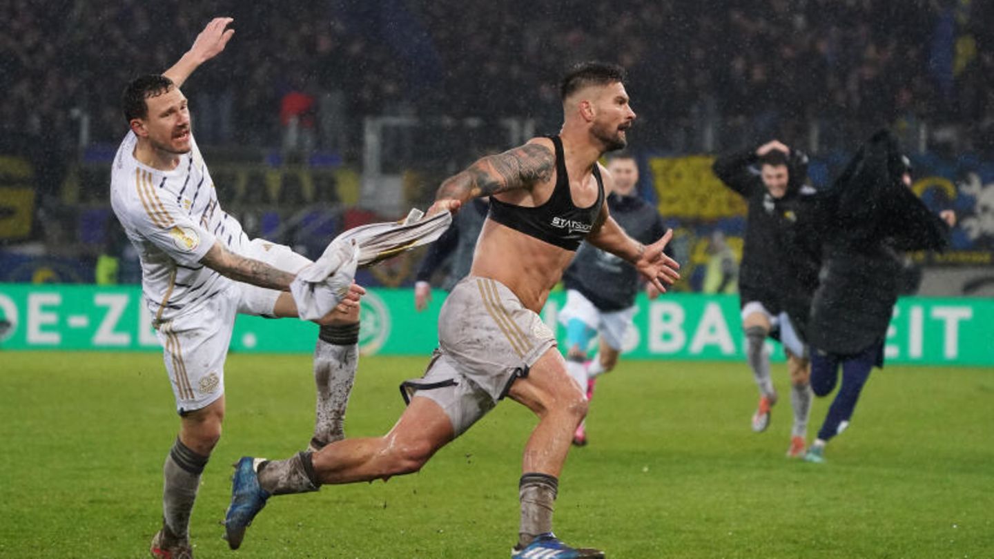 Kai Brünker vom 1. FC Saarbrücken feiert seinen Treffer gegen Borussia Mönchengladbach