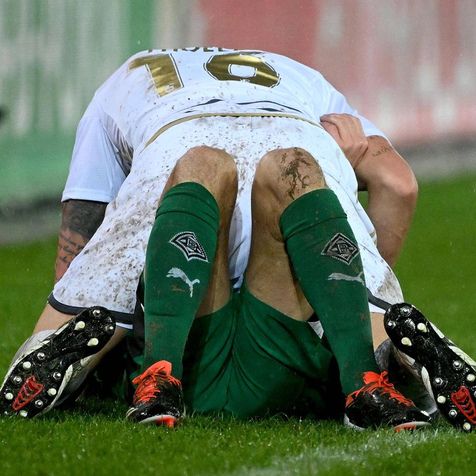 Saarbrücken, Deutschland. Vorteil Bjarne Thoelke vom 1. FC Saarbrücken (oben). Beim DFB-Pokal-Spiel gegen Borussia Mönchengladbach hat sich der Drittligist überraschend durchgesetzt und steht nun im Halbfinale.