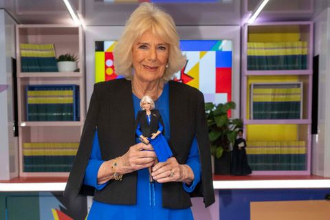 Königin Camilla mit ihrer Barbie-Puppe