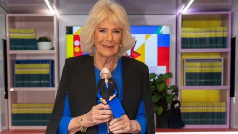Königin Camilla mit ihrer Barbie-Puppe