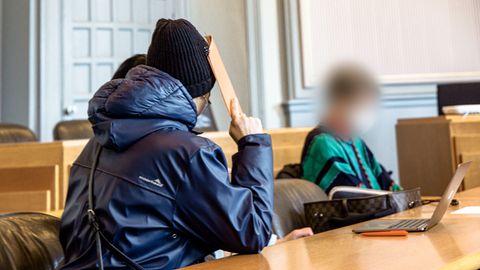 Ein Mann und eine Frau sitzen im Landgericht Kiel wegen eines vorgetäuschten Todes in der Ostsee auf der Anklagebank