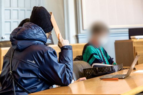 Ein Mann und eine Frau sitzen im Landgericht Kiel wegen eines vorgetäuschten Todes in der Ostsee auf der Anklagebank