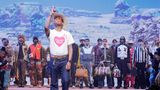 Designer Pharrell Williams mit Cowboy-Hut, im Hintergrund Louis Vuitton-Models