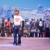 Designer Pharrell Williams mit Cowboy-Hut, im Hintergrund Louis Vuitton-Models