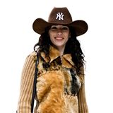 New Yorker Model trägt Cowgirl-Hut und -Stiefel