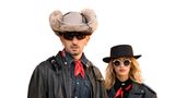 Mode in Mailand: Männliches und weibliches Model in schwarzen Cowboy-Outfits