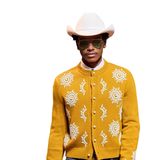 Louis Vuitton-Model mit Cowboy-Hut, Strickjacke und Jeans hat einen Rucksack in der Hand