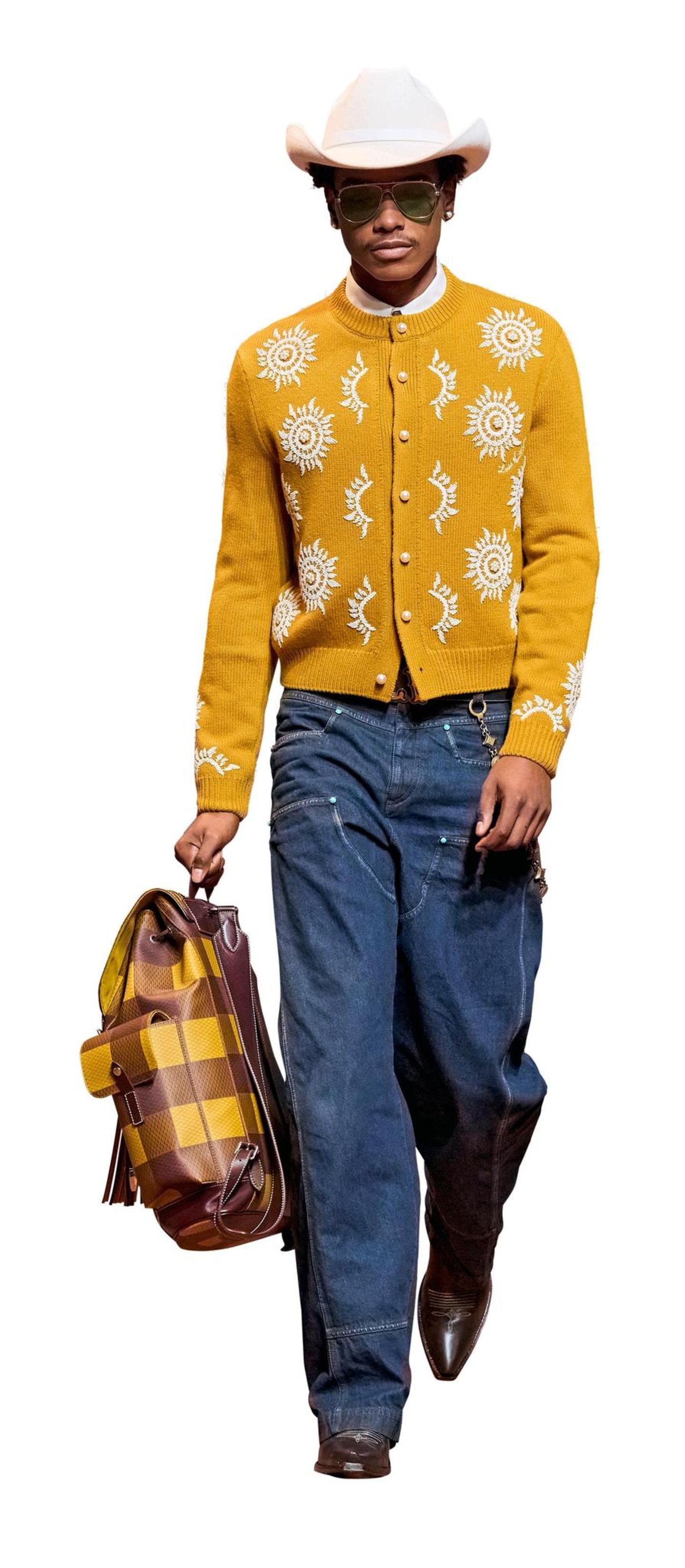 Louis Vuitton-Model mit Cowboy-Hut, Strickjacke und Jeans hat einen Rucksack in der Hand