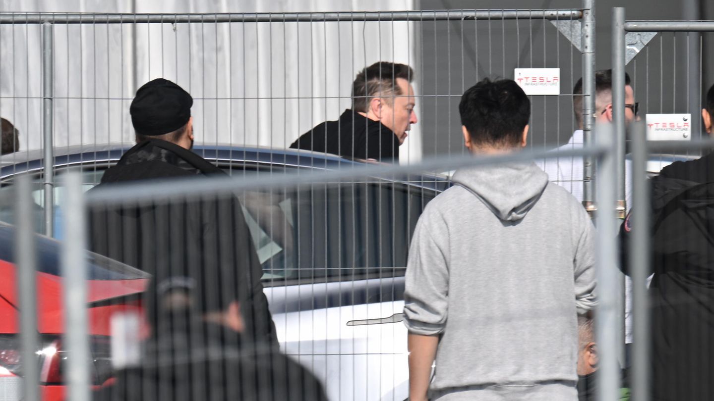 After the attack by left-wing extremists: Elon Musk visits the Tesla factory in Grünheide