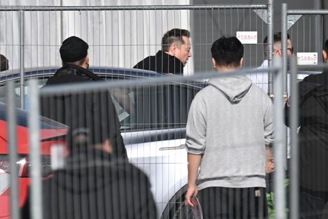 Nach dem Anschlag auf das Tesla-Werk in Grünheide besucht Elon Musk nun die Fabrik – und erscheint wie ein Hollywood-Star.