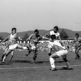 Wir beginnen mit der 1. Runde im DFB-Pokal am 4. August 1990. Die Bayern reisen zum FV 09 Weinheim. Mit Klaus Augenthaler (mitte), Jürgen Kohler oder Stefan Reuter stehen frisch gebackene Weltmeister auf dem Platz. Trainer ist Jupp Heynckes. Doch die Bayern treten arrogant auf und nehmen den Gegner nicht ernst. Das Ergebnis ist eine sensationelle Niederlage gegen den Fünftligisten. Der entscheidende Treffer fällt nach einem Strafstoß.   