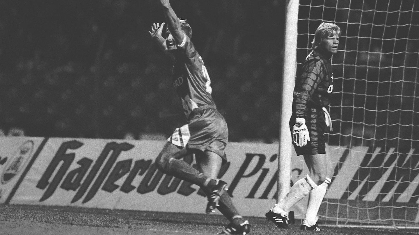 Fußballgeschichte: Siege gegen den größten deutschen Klub sind die schönsten. Der bis heute legendärste Erfolg gelang einem Verein aus der Oberliga: dem TSV Vestenbergsgreuth. Der Ort hatte damals angeblich nur 350 Einwohner, dennoch gelang ein 1:0-Sieg gegen schläfrige Bayern. Der Treffer fiel nicht nach einem Strafstoß, sondern aus dem Spiel heraus. Oliver Kahn (rechts im Bild) Lothar Matthäus und Trainer Giovanni Trapattoni guckten bedröppelt aus der Wäsche, der Torschütze hieß Roland Stein (hier jubelnd). Und das ganze zur besten Sendezeit im TV. Es war ein Fest für alle Nicht-Bayern-Fans. Und eine große Karriere nahm an diesem Abend ihren Ausgang: Harry Koch wechselte zum 1. FC Kaiserslautern und wurde Pokalsieger und deutscher Meister. Siege gegen den größten deutschen Klub sind die schönsten. Der bis heute legendärste Erfolg gelang einem Verein aus der Oberliga: dem TSV Vestenbergsgreuth. Der Ort hatte damals angeblich nur 350 Einwohner, dennoch gelang ein 1:0-Sieg gegen schläfrige Bayern. Der Treffer fiel nicht nach einem Strafstoß, sondern aus dem Spiel heraus. Oliver Kahn (rechts im Bild) Lothar Matthäus und Trainer Giovanni Trapattoni guckten bedröppelt aus der Wäsche, der Torschütze hieß Roland Stein (hier jubelnd). Und das ganze zur besten Sendezeit im TV. Es war ein Fest für alle Nicht-Bayern-Fans. Und eine große Karriere nahm an diesem Abend ihren Ausgang: Harry Koch wechselte zum 1. FC Kaiserslautern und wurde Pokalsieger und deutscher Meister.