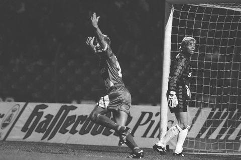 Siege gegen den größten deutschen Klub sind die schönsten. Der bis heute legendärste Erfolg gelang einem Verein aus der Oberliga: dem TSV Vestenbergsgreuth. Der Ort hatte damals angeblich nur 350 Einwohner, dennoch gelang ein 1:0-Sieg gegen schläfrige Bayern. Der Treffer fiel nicht nach einem Strafstoß, sondern aus dem Spiel heraus. Oliver Kahn (rechts im Bild) Lothar Matthäus und Trainer Giovanni Trapattoni guckten bedröppelt aus der Wäsche, der Torschütze hieß Roland Stein (hier jubelnd). Und das ganze zur besten Sendezeit im TV. Es war ein Fest für alle Nicht-Bayern-Fans. Und eine große Karriere nahm an diesem Abend ihren Ausgang: Harry Koch wechselte zum 1. FC Kaiserslautern und wurde Pokalsieger und deutscher Meister.
