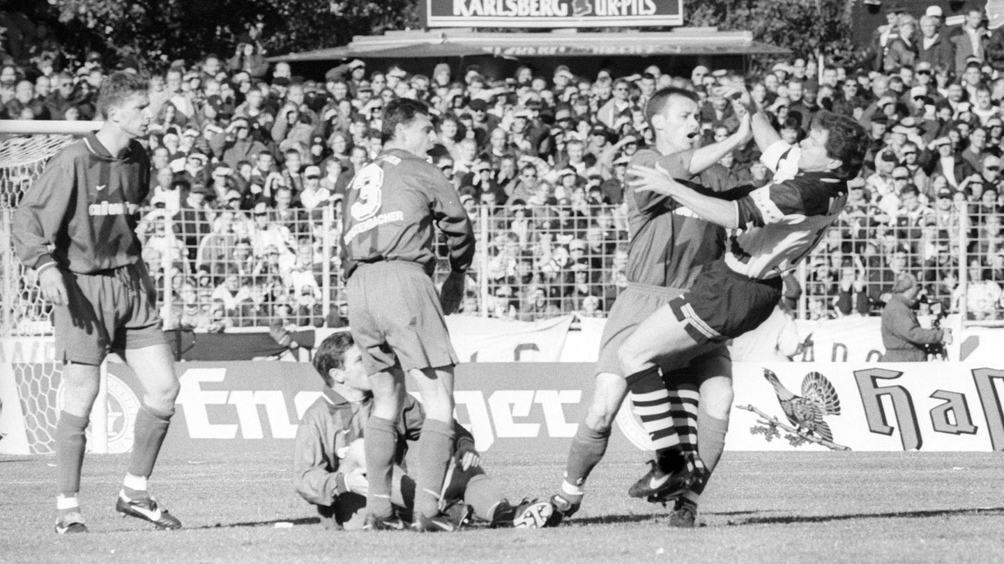 Fußballgeschichte: Borussia Dortmund hat sich seine Blamage im Pokal ebenfalls abgeholt. Im Oktober 1997 traf der amtierende Champions-League-Sieger im Achtelfinale auf den Drittligisten Eintracht Trier. Der hatte zuvor Uefa-Cup-Sieger Schalke 04 rausgeworfen und schlug den BVB mit Andy Möller (im Bild rechts, fallend) 2:1. Für Trier ging die Reise weiter bis ins Halbfinale, wo man am MSV Duisburg scheiterte. Borussia Dortmund hat sich seine Blamage im Pokal ebenfalls abgeholt. Im Oktober 1997 traf der amtierende Champions-League-Sieger im Achtelfinale auf den Drittligisten Eintracht Trier. Der hatte zuvor Uefa-Cup-Sieger Schalke 04 rausgeworfen und schlug den BVB mit Andy Möller (im Bild rechts, fallend) 2:1. Für Trier ging die Reise weiter bis ins Halbfinale, wo man am MSV Duisburg scheiterte.