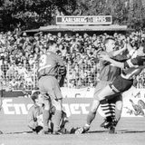 Borussia Dortmund hat sich seine Blamage im Pokal ebenfalls abgeholt. Im Oktober 1997 traf der amtierende Champions-League-Sieger im Achtelfinale auf den Drittligisten Eintracht Trier. Der hatte zuvor Uefa-Cup-Sieger Schalke 04 rausgeworfen und schlug den BVB mit Andy Möller (im Bild rechts, fallend) 2:1. Für Trier ging die Reise weiter bis ins Halbfinale, wo man am MSV Duisburg scheiterte.