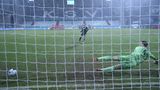 Der saß! Fin Bartels verwandelte den Strafstoß im Elfmeterschießen zum 6:5-Sieg 2021 gegen den FC Bayern. Im Schneetreiben des Holstein-Stadions warf Zweitligist Kiel die Münchner in der 2. Runde des DFB-Pokals raus. Es war eine dieser Nachrichten, die einen im Corona-Winter das Herz wärmte, wenn man es mit den Norddeutschen hielt. Wären Zuschauer im Stadion gewesen, sie wären ausgerastet. Trainer Kieler war damals Ole Werner, der mittlerweile in Bremen arbeitet.