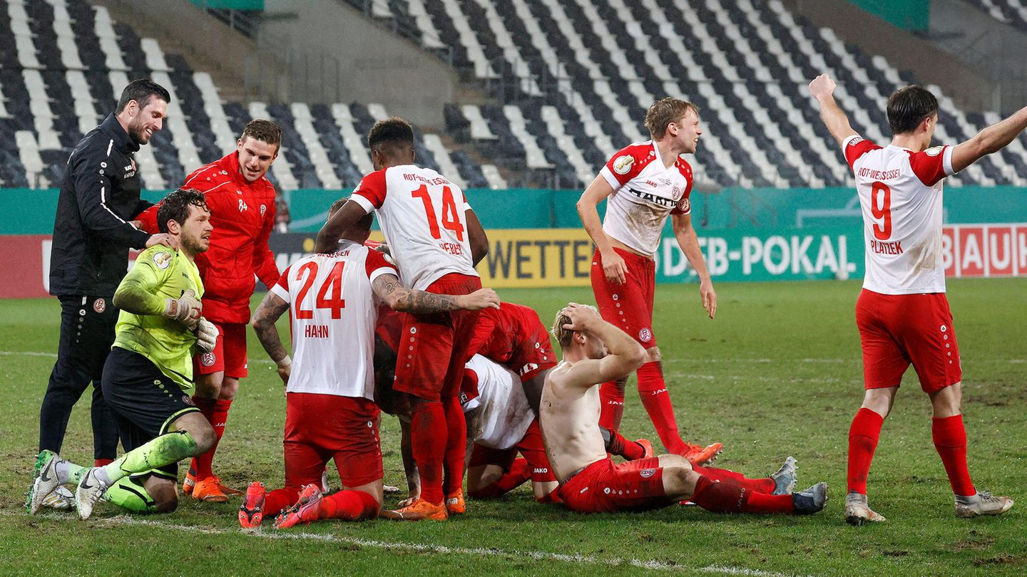 Fußballgeschichte: Der aktuelle Tabellenführer der Bundesliga, Bayer Leverkusen, steht in dieser Saison als einziger Bundesligist im Pokal-Halbfinale. Allerdings sollte sich die Werkself nicht zu viel darauf einbilden. Vor drei Jahren flog Bayer gegen Regionalligist Rot-Weiß Essen (glücklich und erschöpft im Bild) im Achtelfinale aus dem Wettbewerb. Bayer war überlegen und hatte genug Torchancen, um zu gewinnen, doch am Ende jubelte der Außenseiter. Der aktuelle Tabellenführer der Bundesliga, Bayer Leverkusen, steht in dieser Saison als einziger Bundesligist im Pokal-Halbfinale. Allerdings sollte sich die Werkself nicht zu viel darauf einbilden. Vor drei Jahren flog Bayer gegen Regionalligist Rot-Weiß Essen (glücklich und erschöpft im Bild) im Achtelfinale aus dem Wettbewerb. Bayer war überlegen und hatte genug Torchancen, um zu gewinnen, doch am Ende jubelte der Außenseiter.
