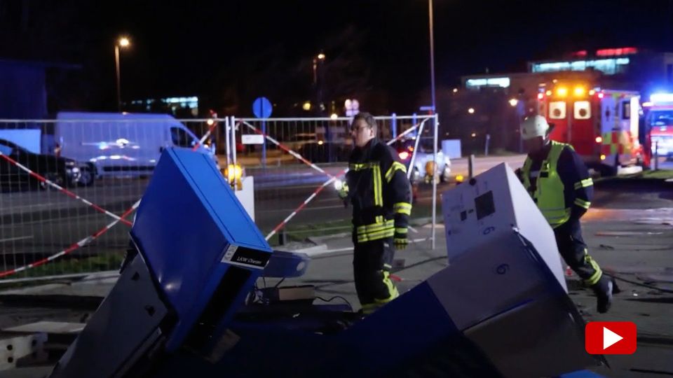 Auto rast ungebremst in Tankstelle und reißt Zapfsäule mit