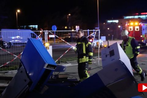 Auto rast ungebremst in Tankstelle und reißt Zapfsäule mit