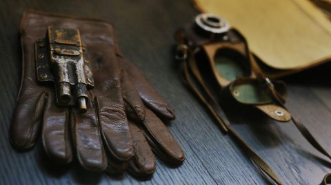 Pistole im Handschuh