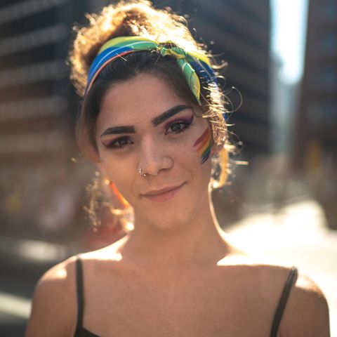 Transgender-Frau schaut während der Pride Parade in die Kamera