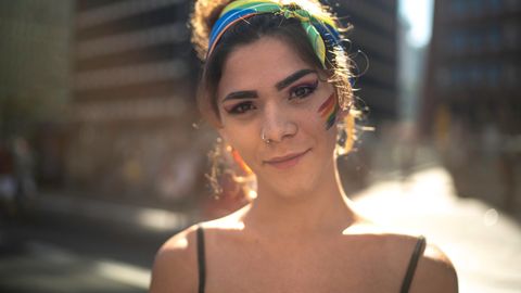 Transgender-Frau schaut während der Pride Parade in die Kamera