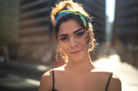 Transgender-Frau schaut während der Pride Parade in die Kamera