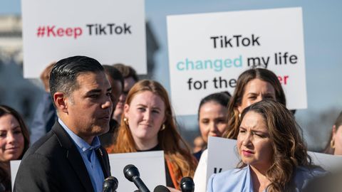 Noch am Tag vor der Abstimmung protestierten Menschen in Washington D.C. gegen den geplanten Tiktok-Bann