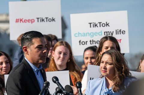 Noch am Tag vor der Abstimmung protestierten Menschen in Washington D.C. gegen den geplanten Tiktok-Bann
