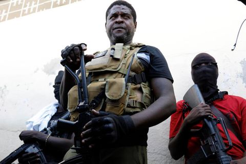 Bandenchef in Haiti: Jimmy Chérizier, alias "Barbecue" in Kampfmontur