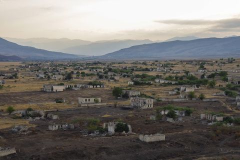 Ruinen, wo einst eine Stadt – samt Stadion – war. Agdam in Aserbaidschan