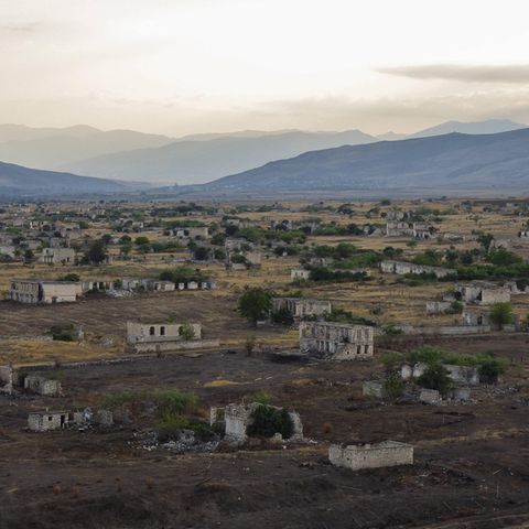 Ruinen, wo einst eine Stadt – samt Stadion – war. Agdam in Aserbaidschan