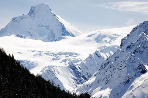 Ein Schneefeld in der Schweiz liegt im Sonnenschein. Hier wird eine Frau vermisst
