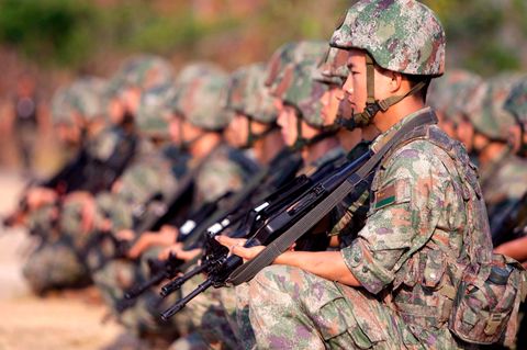 Chinesische Soldaten bei einem Manöver in Kambodscha