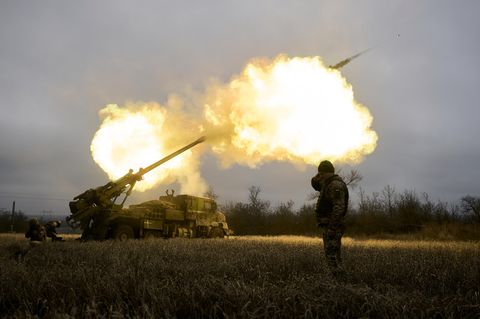 Ukrainische Soldaten feuern eine französische Panzerhaubitze vom Typ Caesar auf russische Stellungen