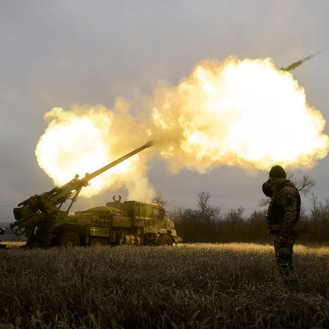 Ukrainische Soldaten feuern eine französische Panzerhaubitze vom Typ Caesar auf russische Stellungen