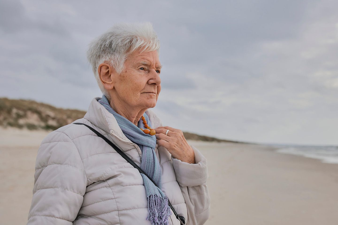 Karin Gogolka am Strand von Klaipėda in einer Winterjacke