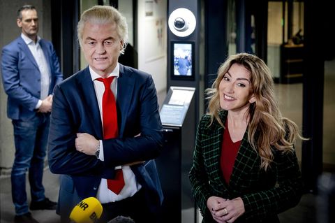 Rechtspopulist Geert Wilders (l) und Dilan Yesilgösz, Parteichefin der rechtsliberalen VVD bei Sondierungsgesprächen