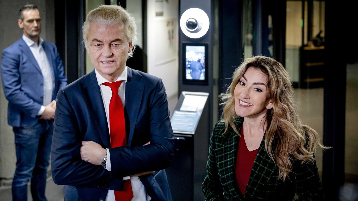 Rechtspopulist Geert Wilders (l) und Dilan Yesilgösz, Parteichefin der rechtsliberalen VVD bei Sondierungsgesprächen