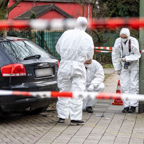 Nach dem Messerangriff auf zwei Kinder in Duisburg kommt die Spurensicherung zum Tatort