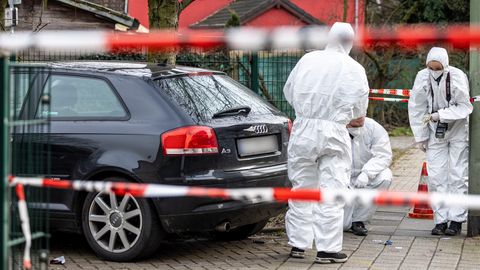 Nach dem Messerangriff auf zwei Kinder in Duisburg kommt die Spurensicherung zum Tatort