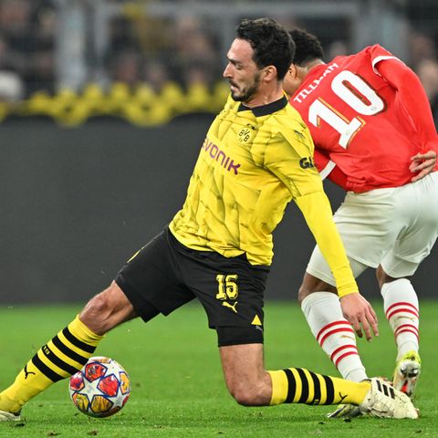 BVB-Spieler Mats Hummels kämpft mit Malik Tillman von Eindhoven kämpfen um den Ball