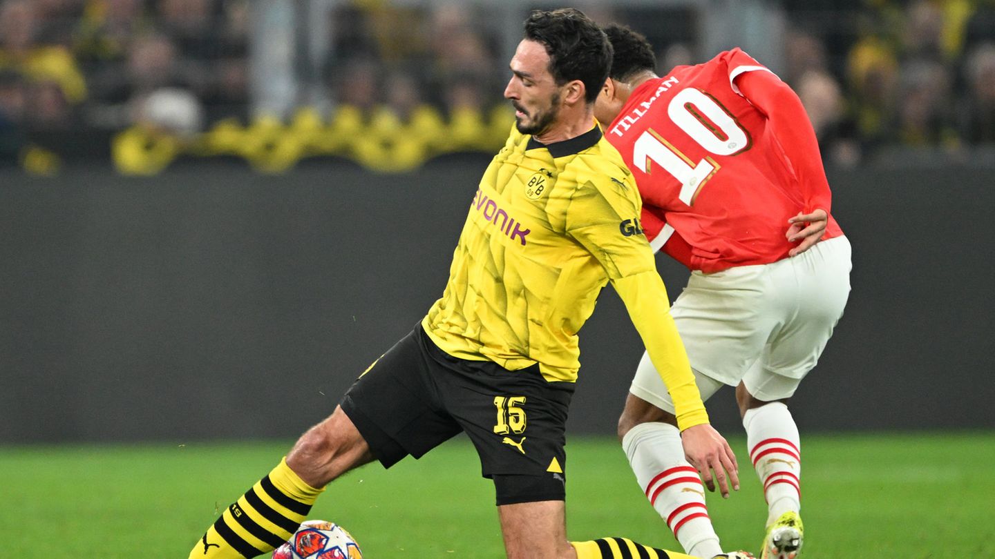 BVB-Spieler Mats Hummels kämpft mit Malik Tillman von Eindhoven kämpfen um den Ball