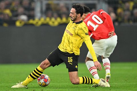 BVB-Spieler Mats Hummels kämpft mit Malik Tillman von Eindhoven kämpfen um den Ball