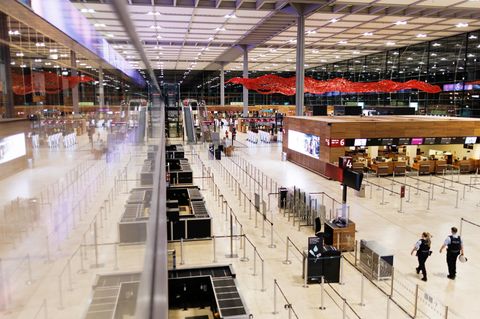 Leeres Terminal am Berliner Flughafen BER