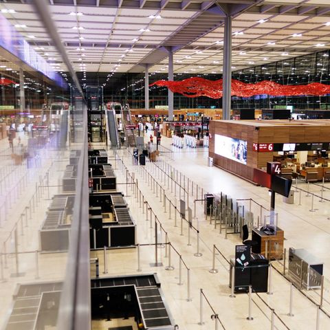 Leeres Terminal am Berliner Flughafen BER
