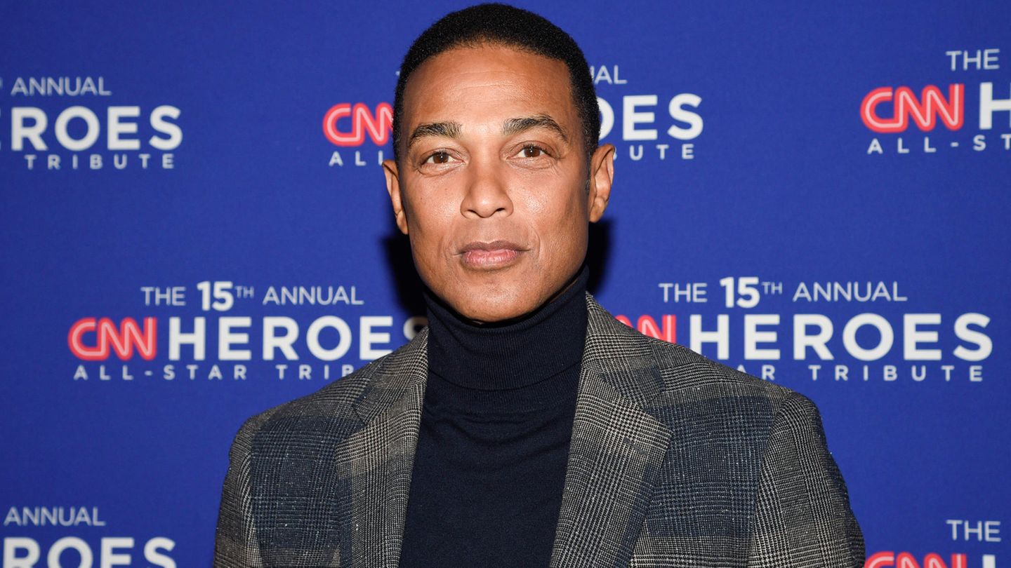 Interviewte Elon Musk: Moderator Don Lemon steht vor einer Wand mit CNN-Logos