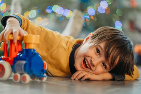 Kind mit Spielzeugeisenbahn