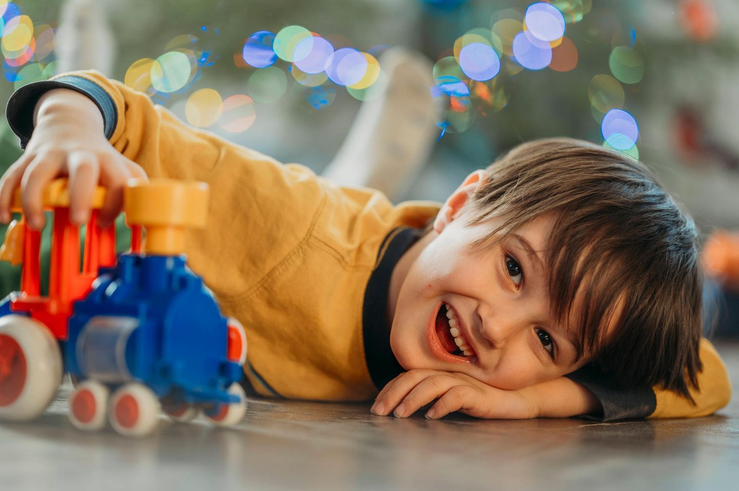 Kind mit Spielzeugeisenbahn Kind mit Spielzeugeisenbahn