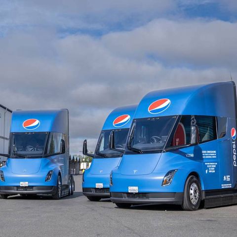 Der Tesla Semi rollt aktuell nur in Kleinstmengen durch die USA – offenbar hat Elon Musk mit dem Lkw größere Pläne.
